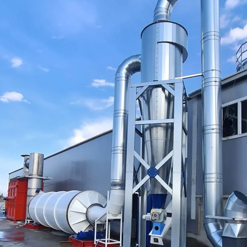 Cicloane și tubulatură de filtrare lângă o hală