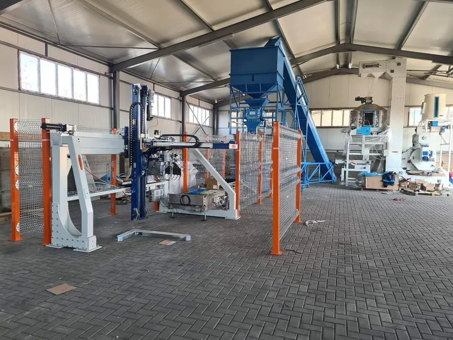 Robot de paletizare montat într-o hală