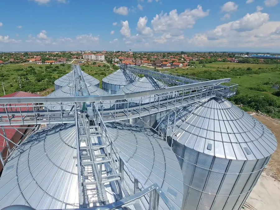Silozuri metalice văzute de sus